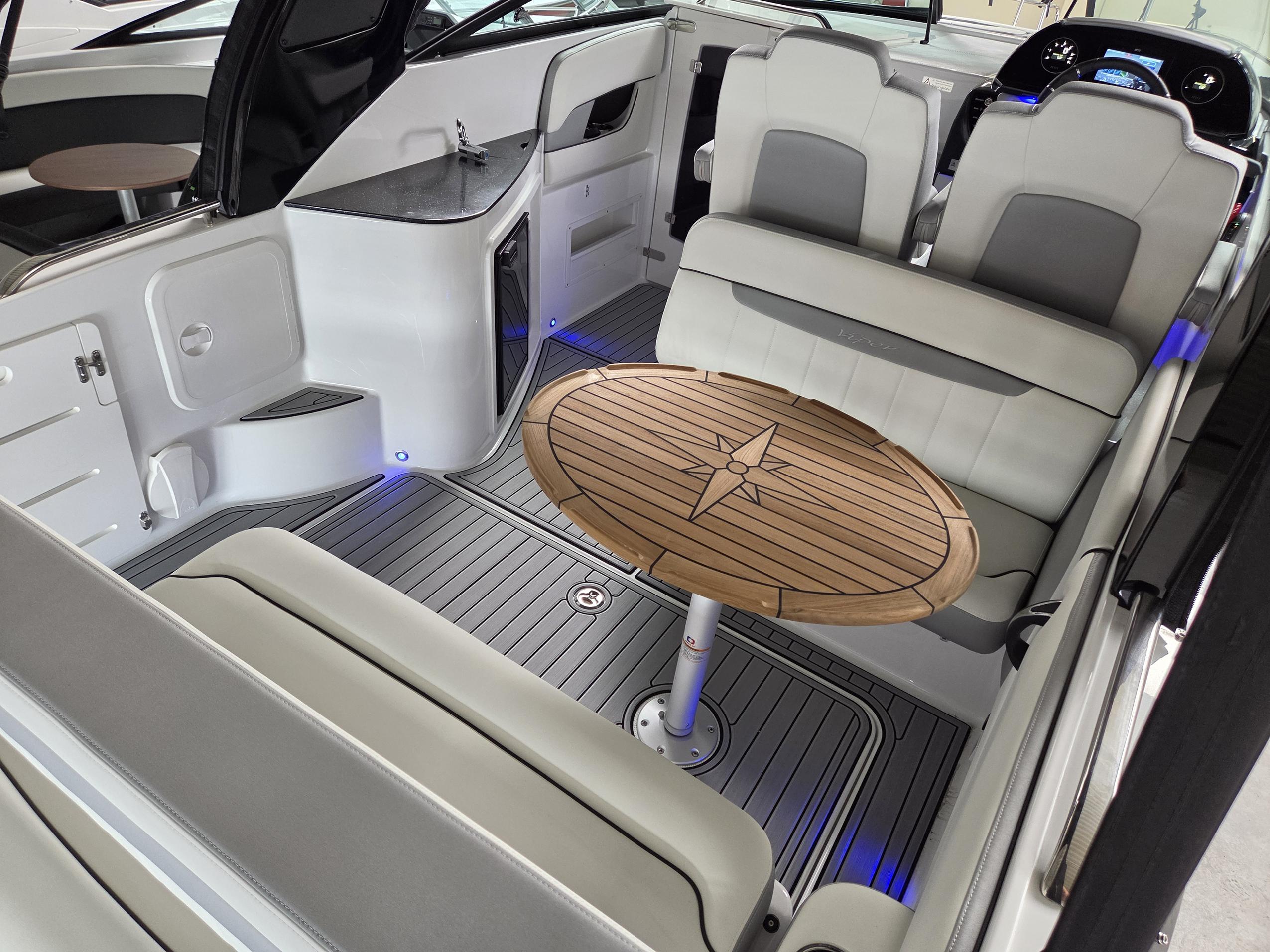 VIPER V263 Day Cruiser Volvo Penta 350HP - obrazek 9