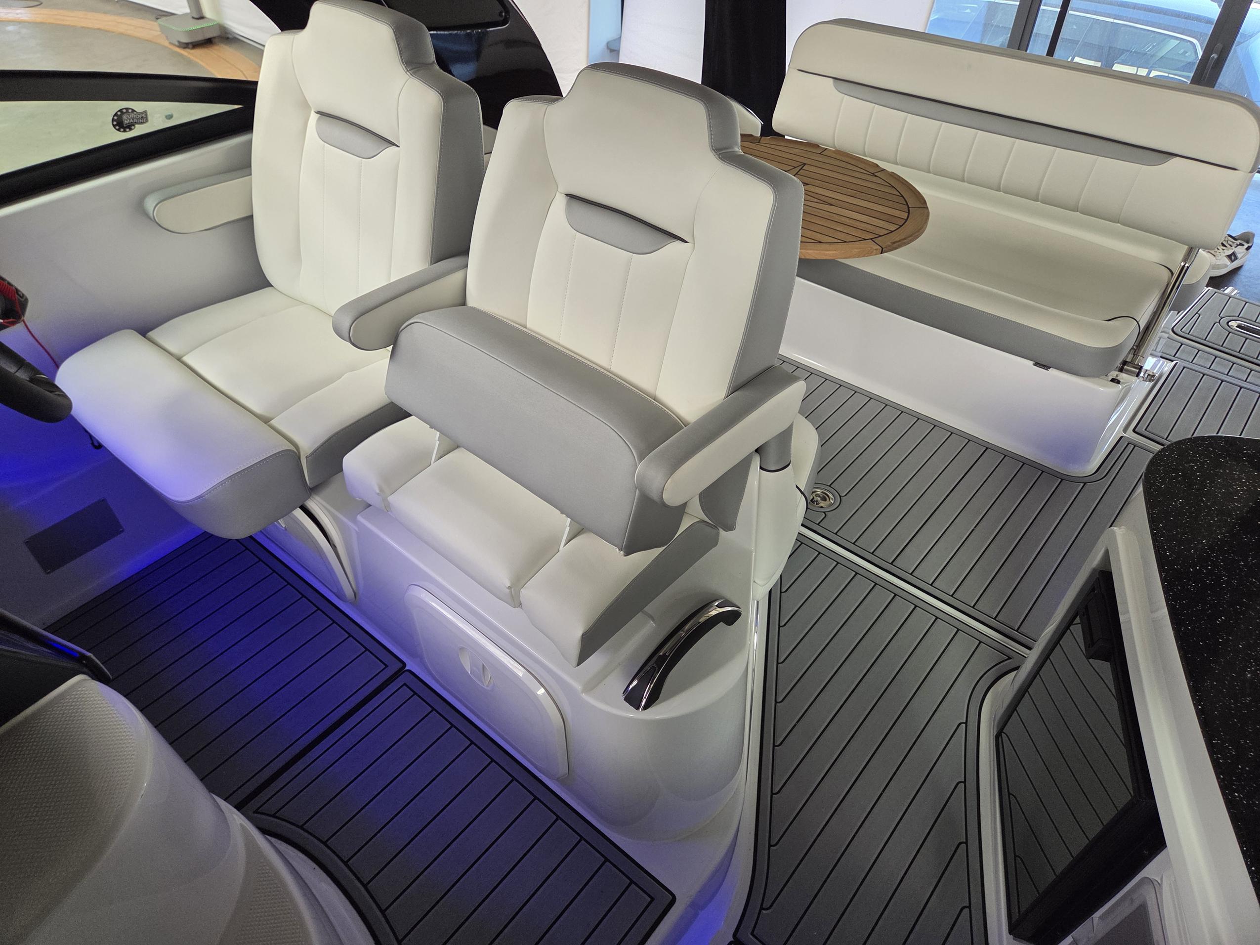 VIPER V263 Day Cruiser Volvo Penta 350HP - obrazek 10