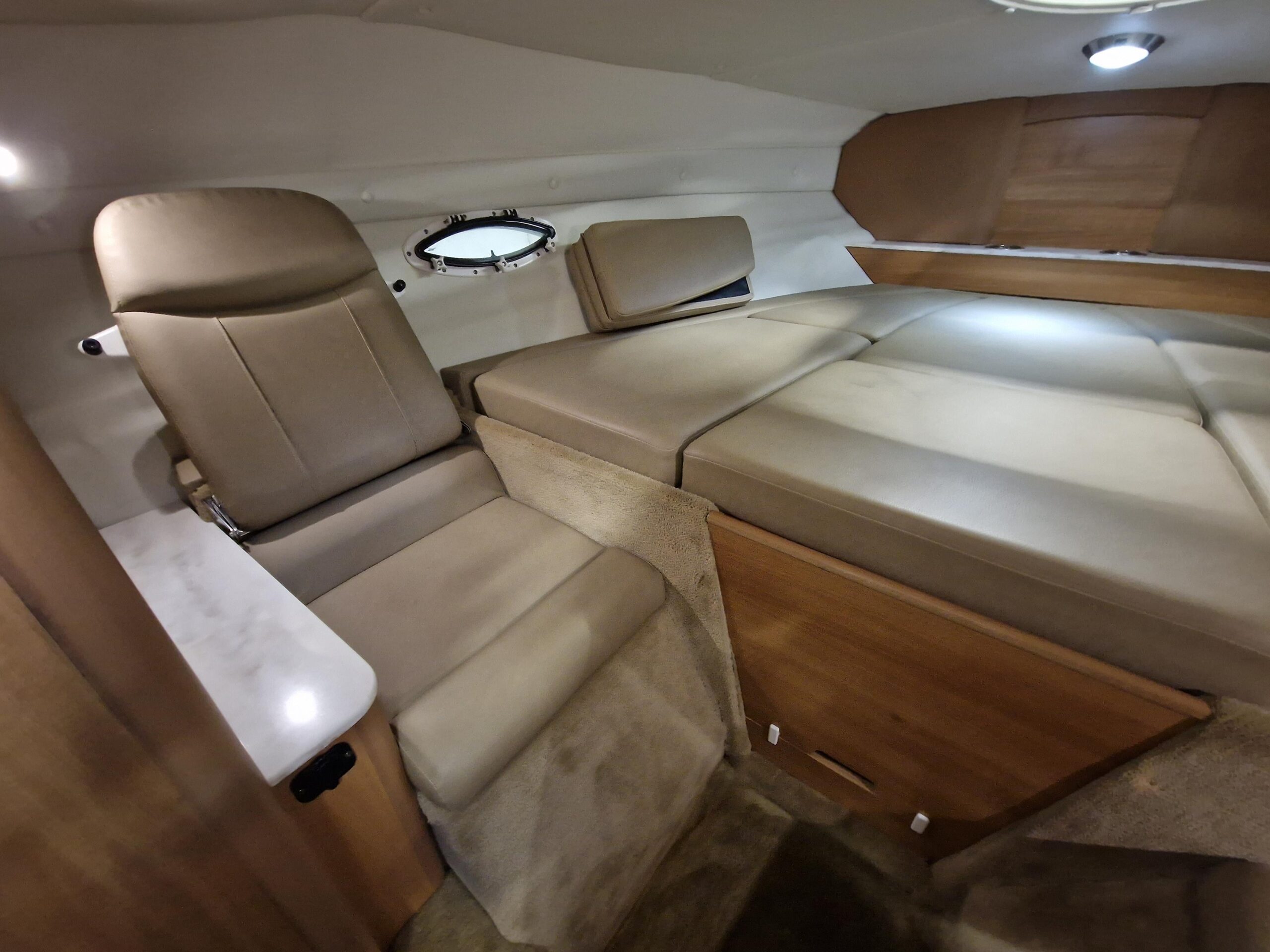 RINKER Cuddy Volvo Penta V8 270KM - obrazek 9