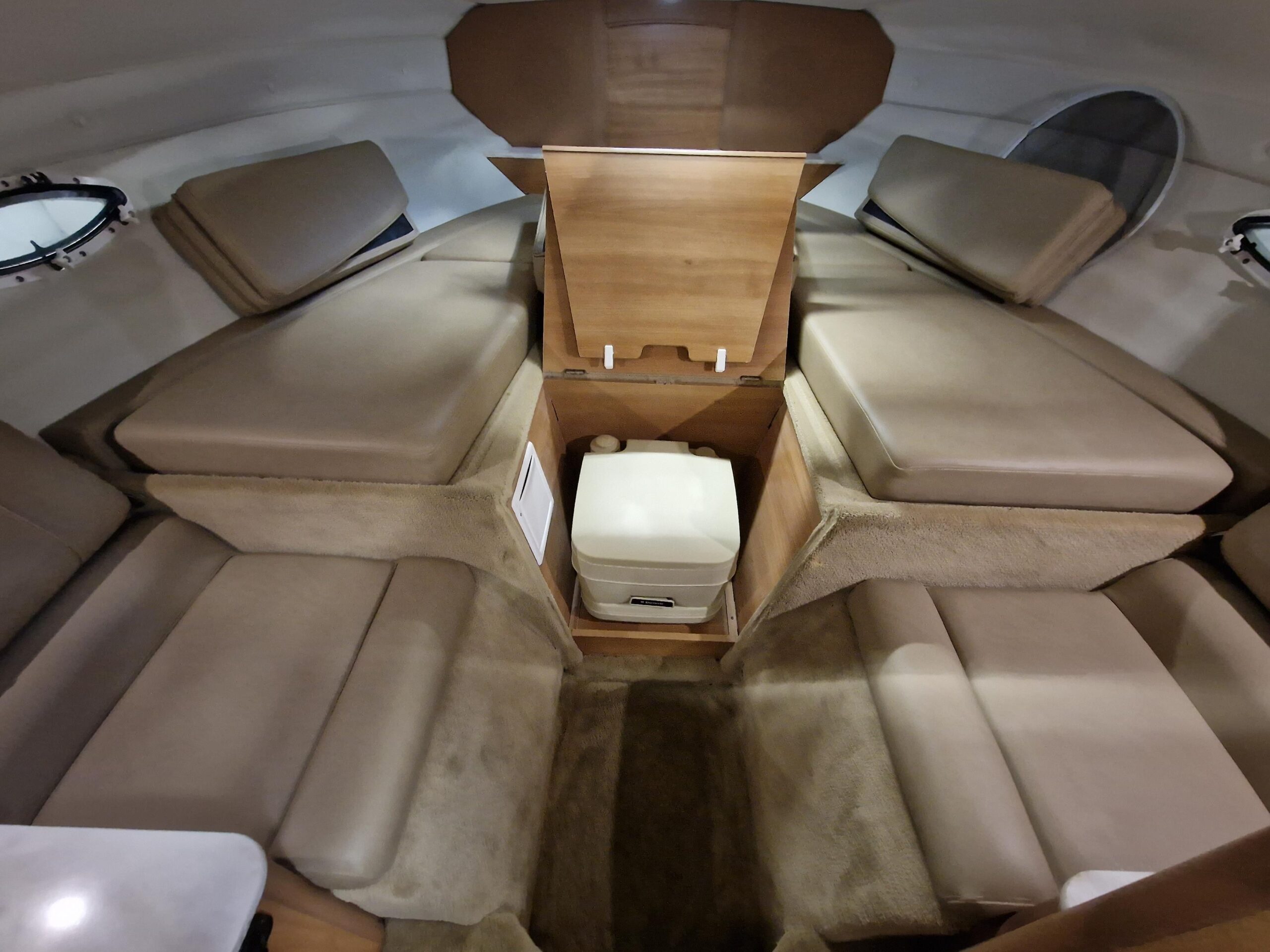 RINKER Cuddy Volvo Penta V8 270KM - obrazek 10