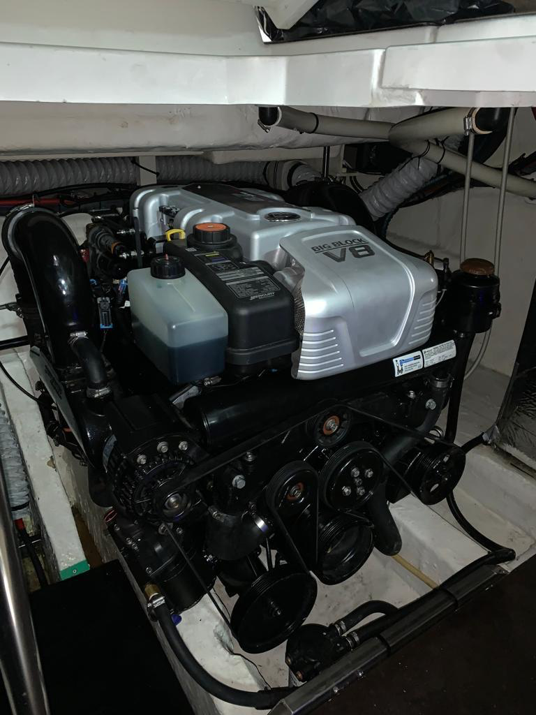 CRUISERS YACHTS 360 Express Cruiser 860HP - obrazek 3